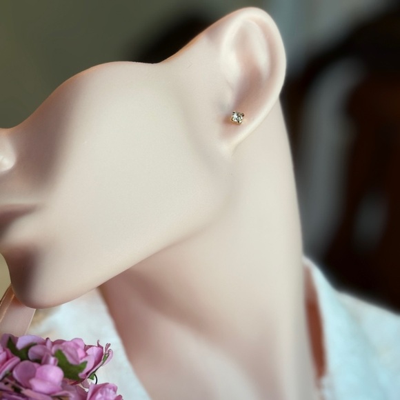 💎 Classic Crystal Stud Earrings | Everyday Elegant Sparkle ✨ - Picture 5 of 7